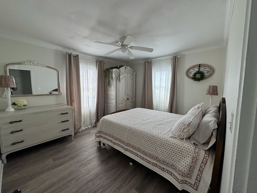 Downstairs Master Bedroom - Queen Size Bed 