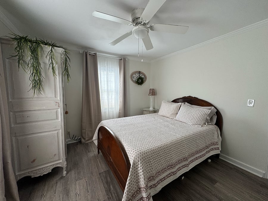 Downstairs Master Bedroom - Queen Size Bed 