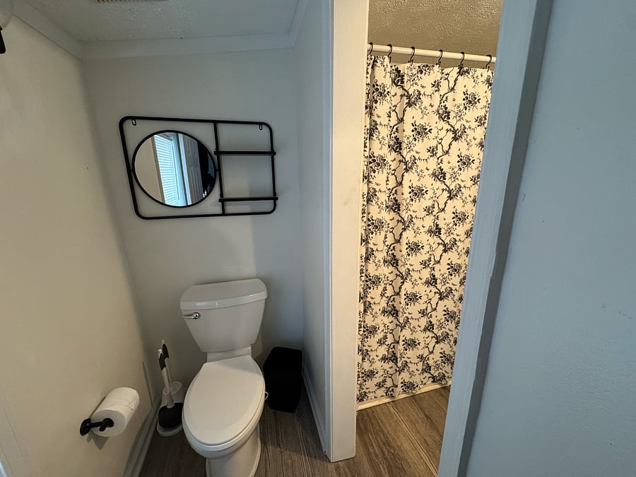 Upstairs Full Bathroom