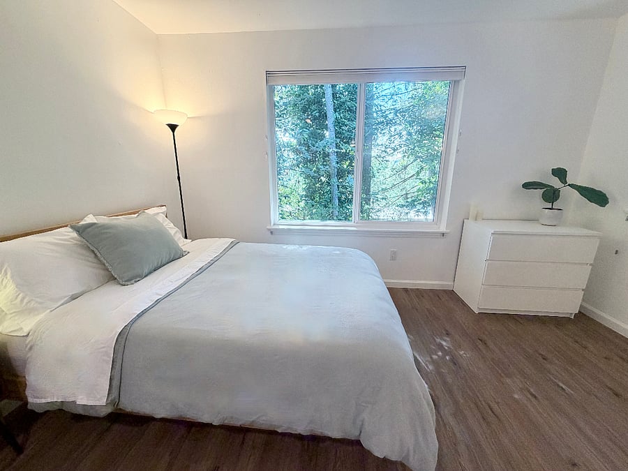 Full bed with under-bed clearance