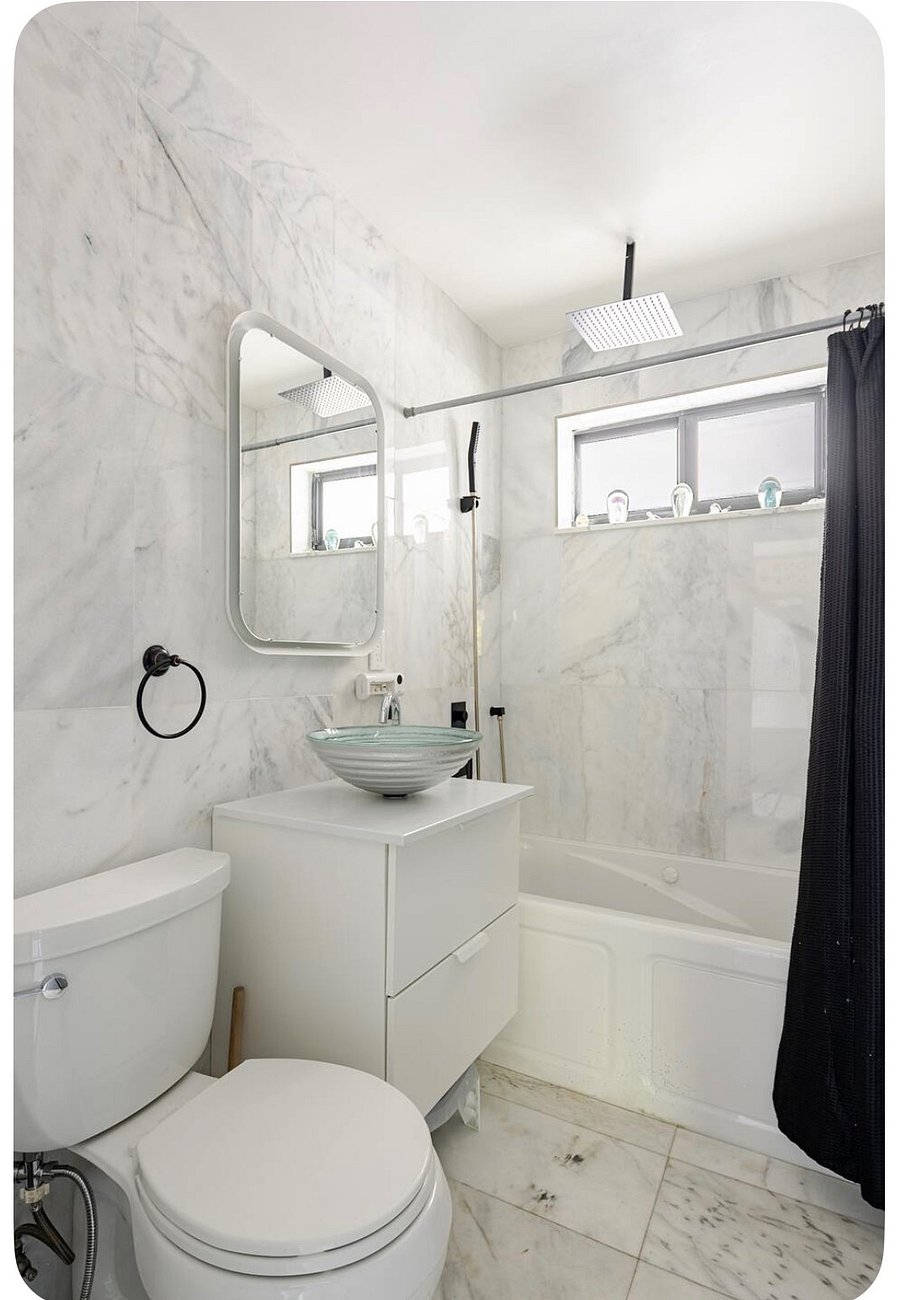 Hallway full Bathroom