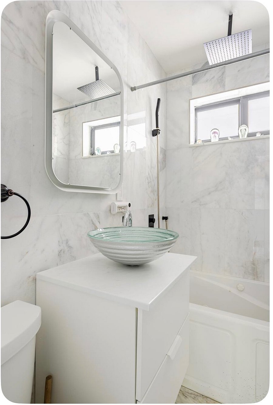 Hallway full Bathroom