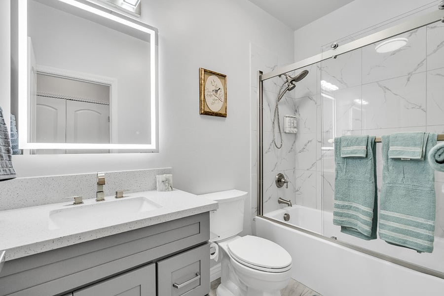 Guest bathroom
Modern full bathroom featuring a shower/tub combination, fresh towels, and bright finishes.