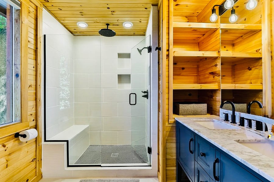 Master en-suite with dual vanities 