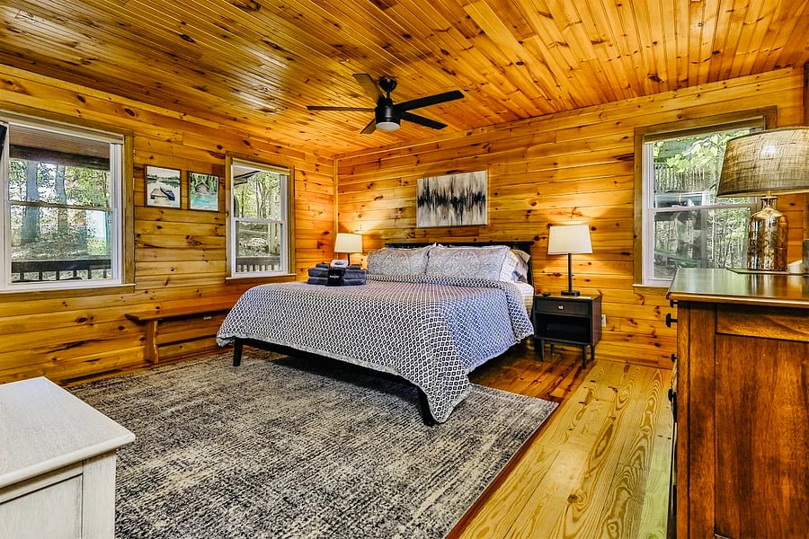 Master en-suite with huge king bedroom, big closet and soak in tub