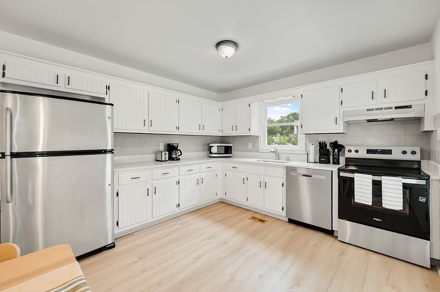 Full kitchen equipped for everyday cooking