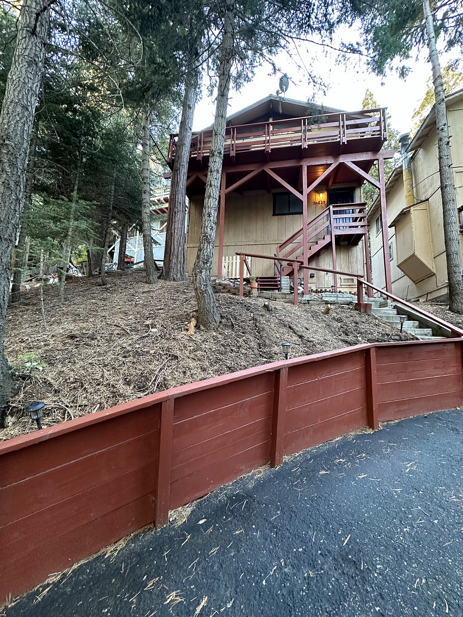 Exterior Front Driveway and Entrance