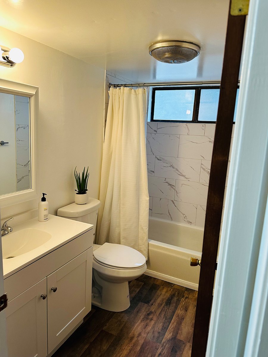 Upstairs full bath