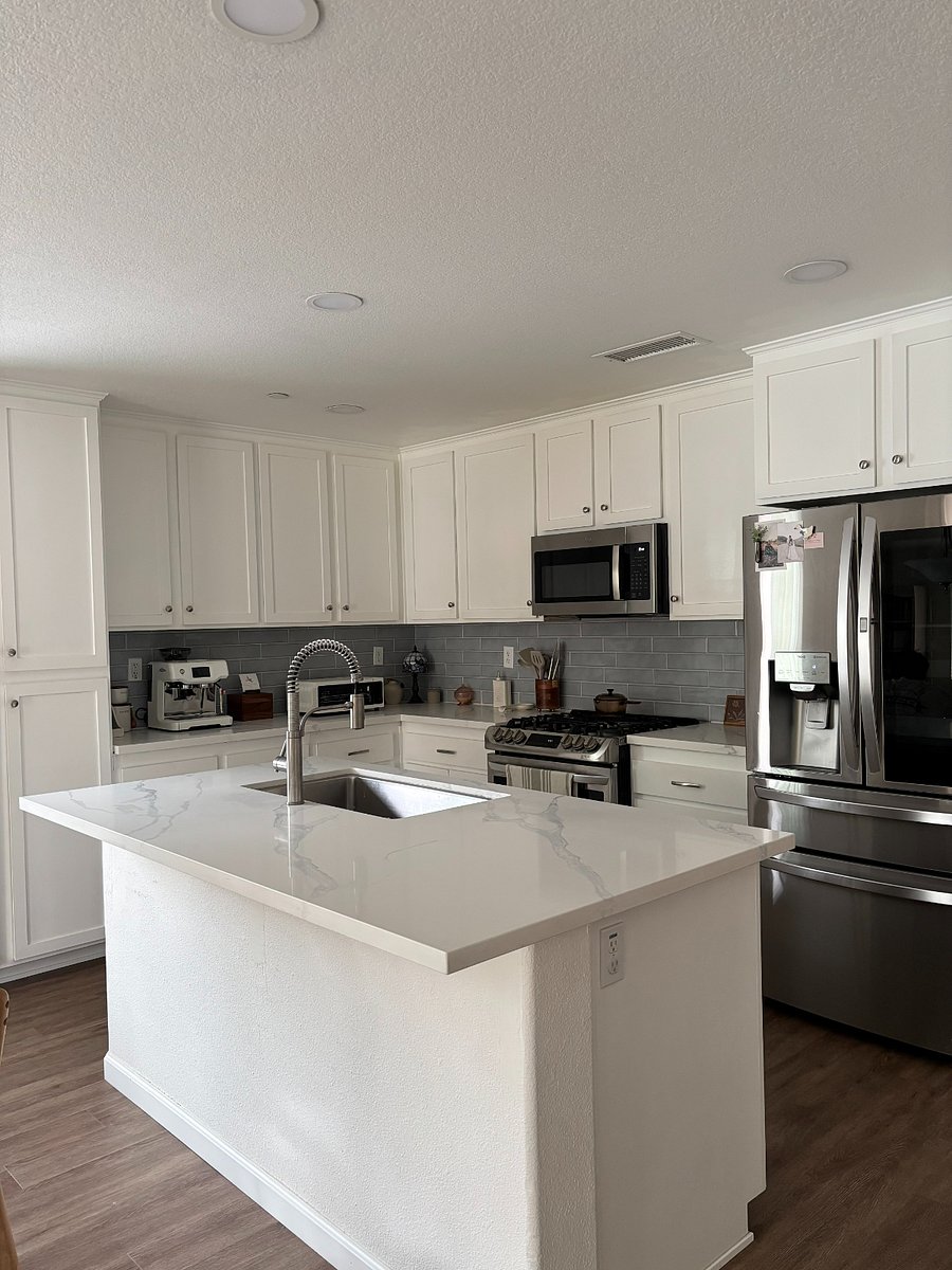 Modern kitchen with full cooking privileges