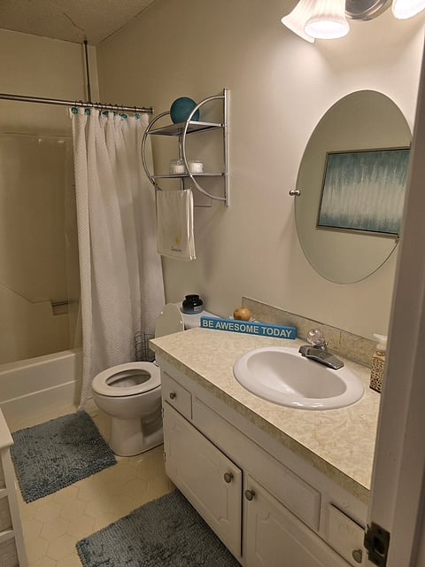 Hall bathroom next to second bedroom