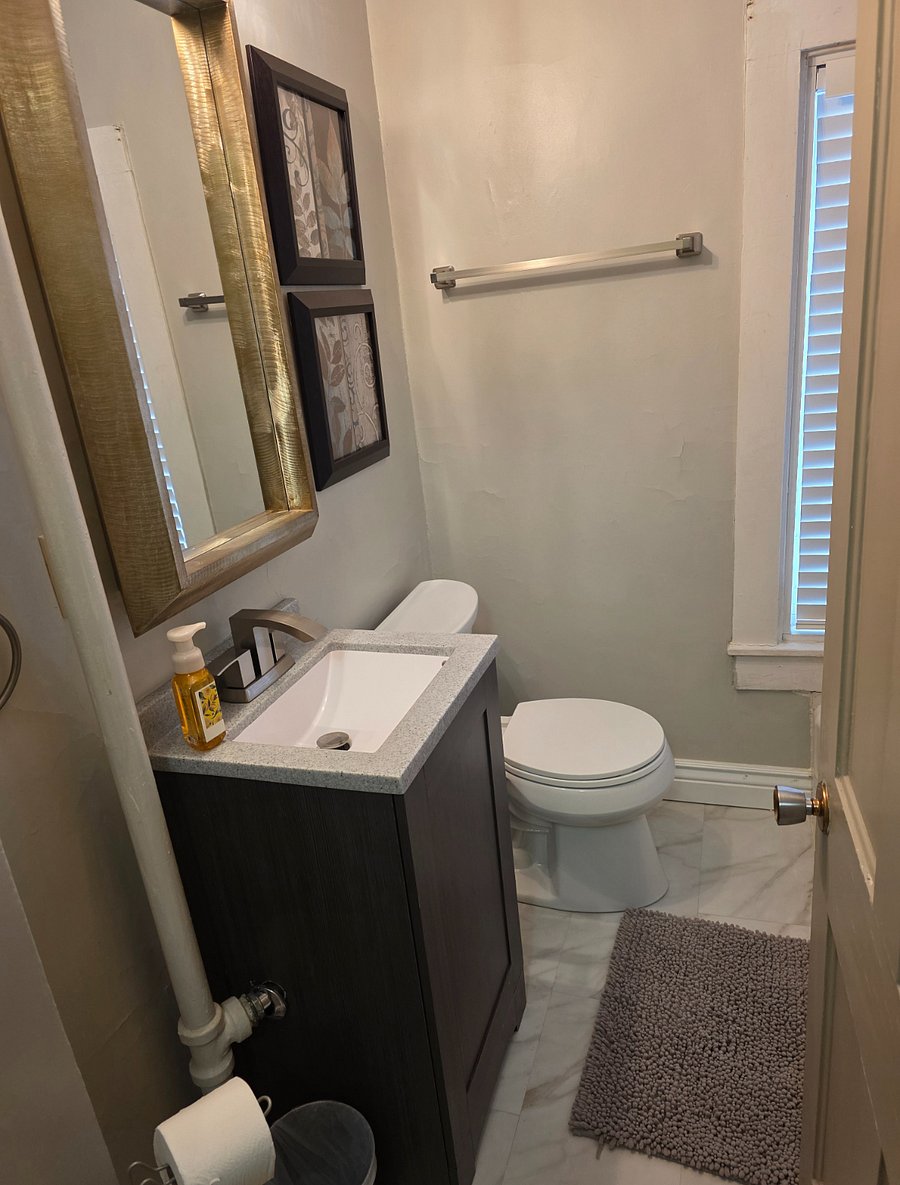 Tub only in this upstairs bathroom 