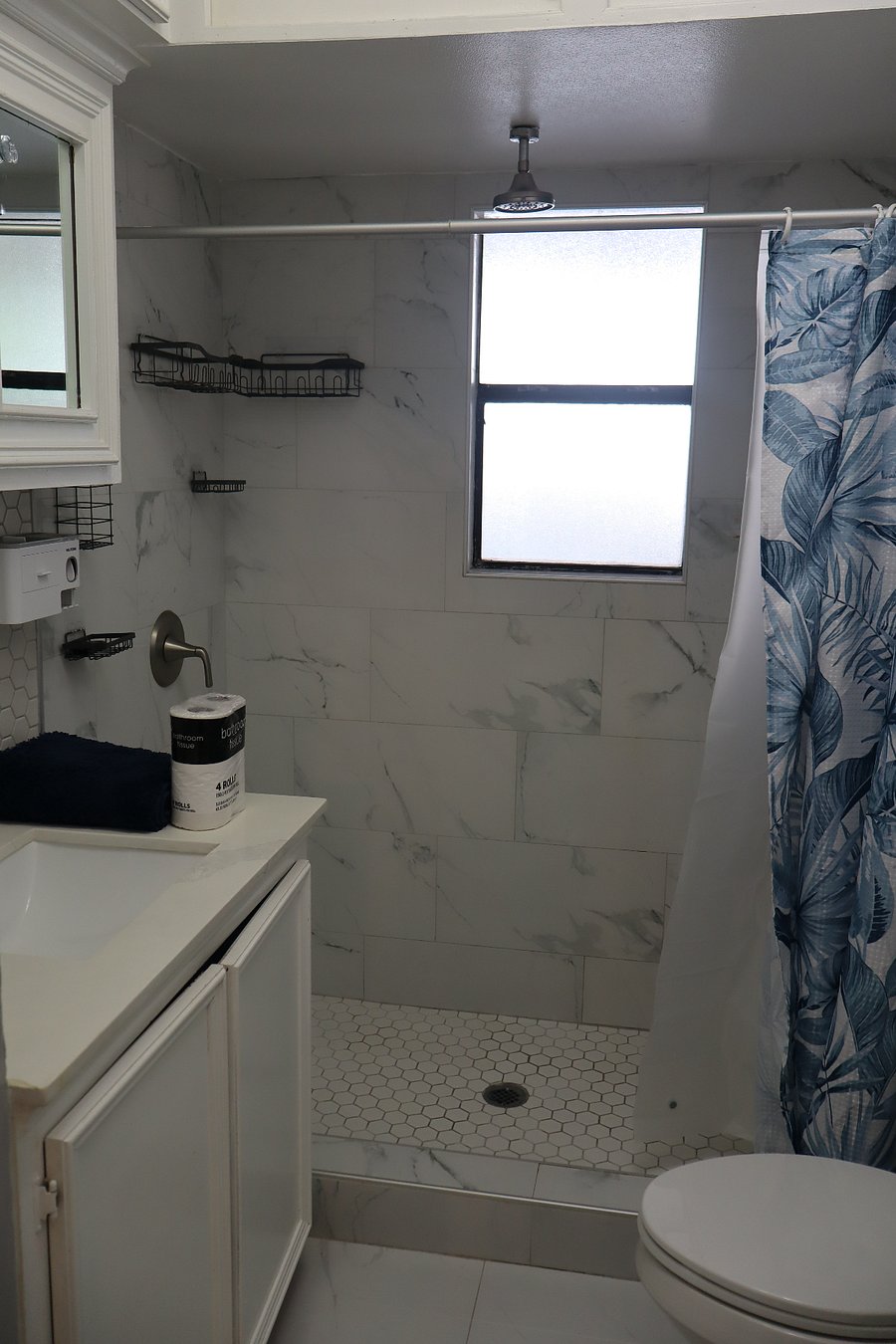 Extra large shower, 3 mirrors and a digital scale