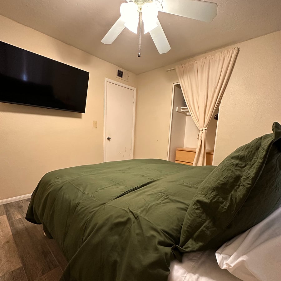 Bedroom 2 (smart TV)