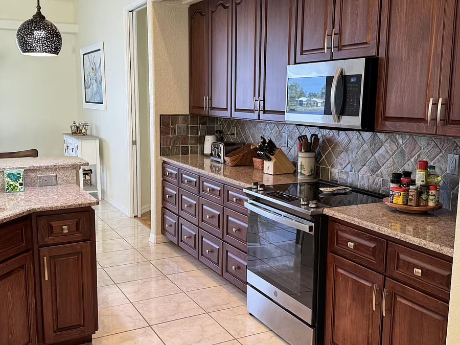 Electric range and stovetop. Microwave.