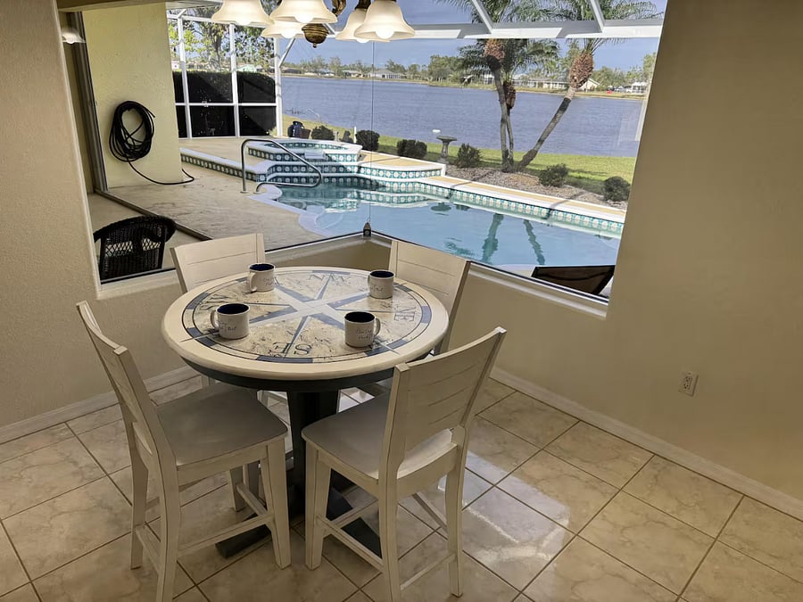 Breakfast nook with sensational view. 
