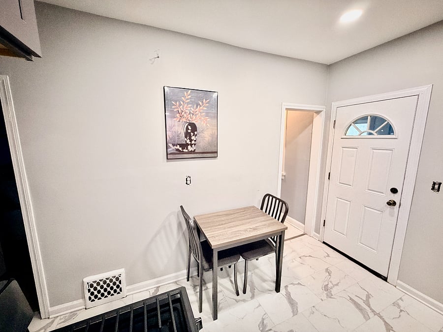 Full Kitchen with Breakfast Nook Table
