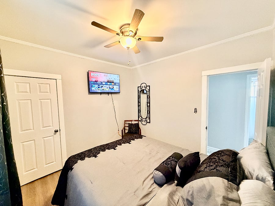 Bedroom 3 Queen Size Bed, Smart TV, Ceiling Fan, Closet, Chair