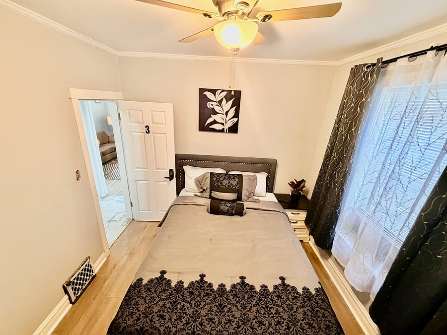 Bedroom 3 Queen Size Bed, Smart TV, Ceiling Fan, Closet, Chair