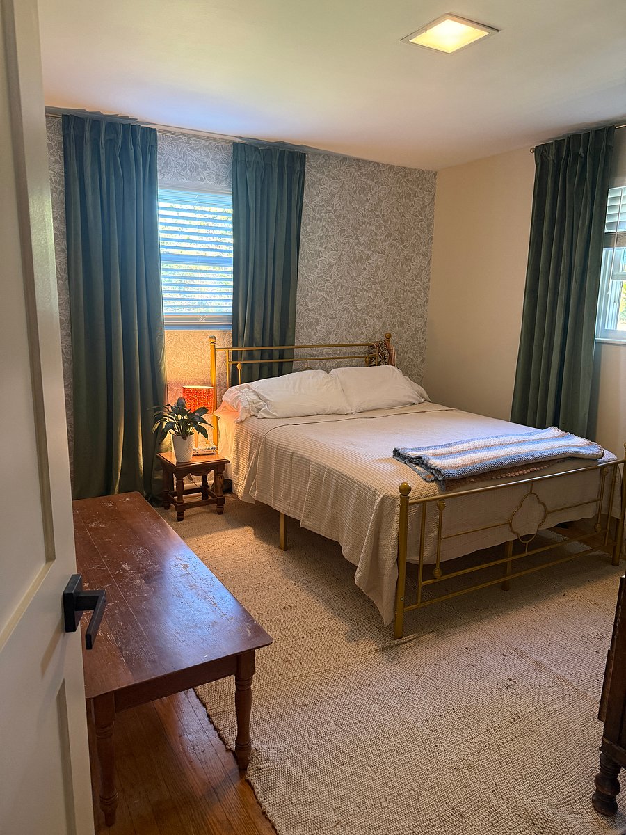 Bedroom 2 with queen bed