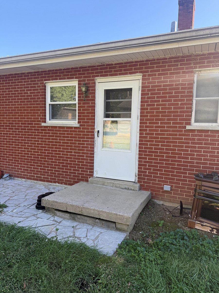 Back entrance has 1 step.