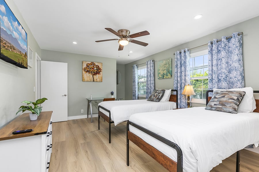 Twin beds in the second bedroom