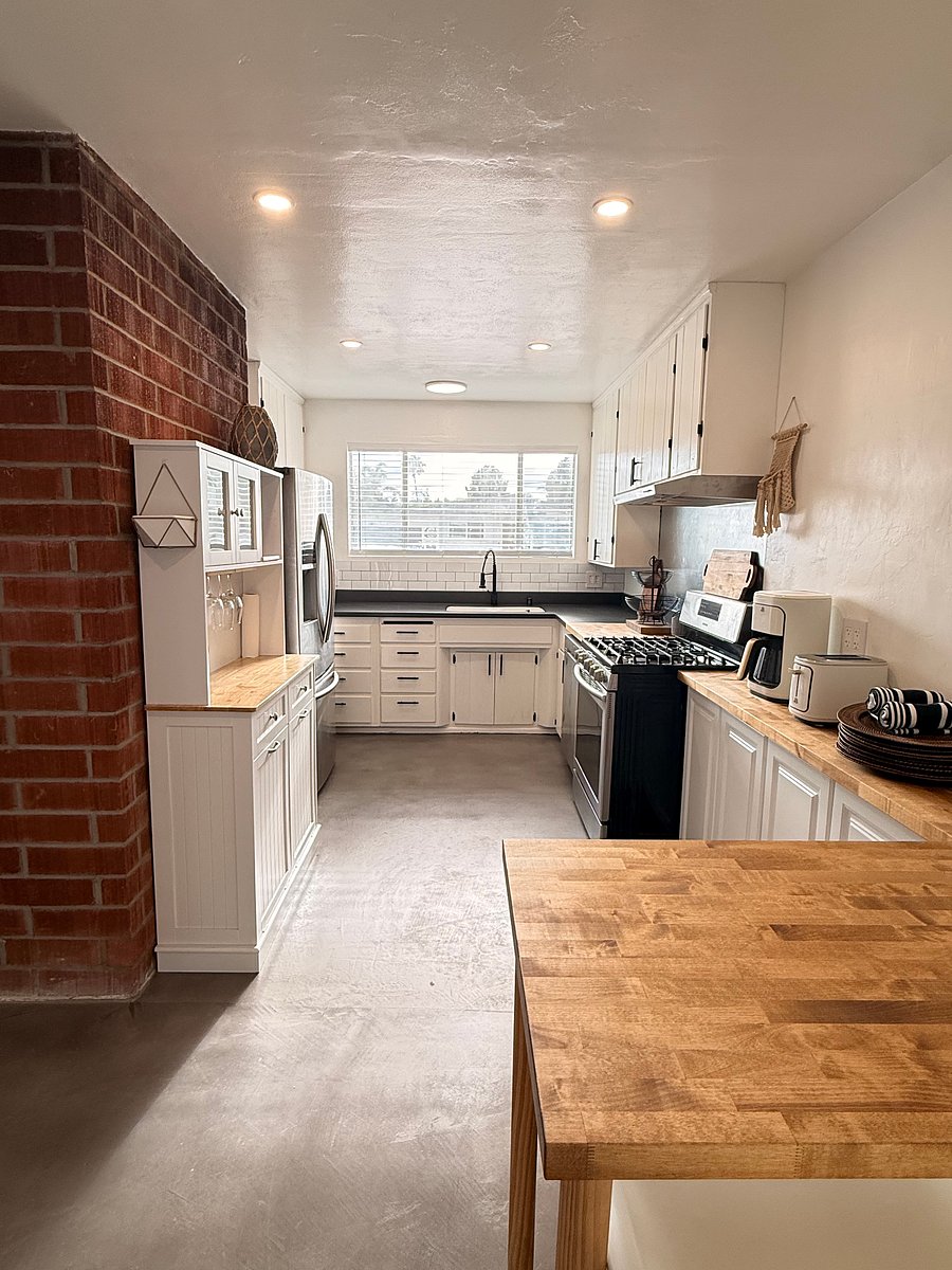 Shared Kitchen w/ island bar