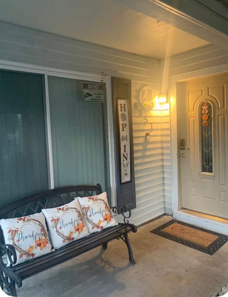 Entry way, nice lil bench to relax outside!!