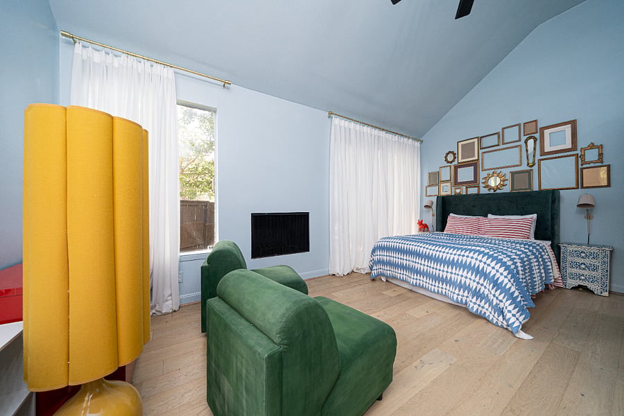 Flexible large bedroom with adjustable Queen mattress, fireplace and beautiful natural light.