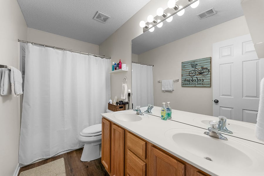 Full bath with tub/shower combo