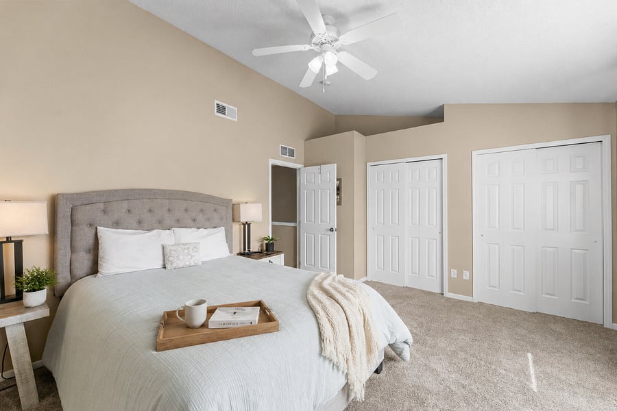 Primary bedroom w/queen size bed