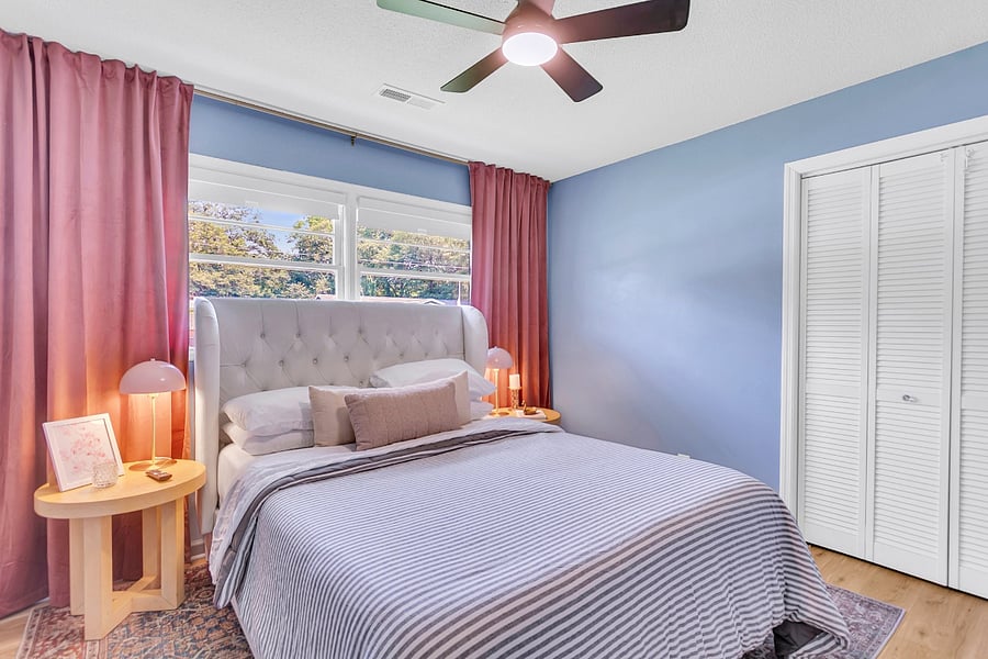 Bedroom 1 (Queen Bed)