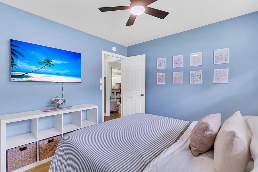 Bedroom 1 (Queen Bed)