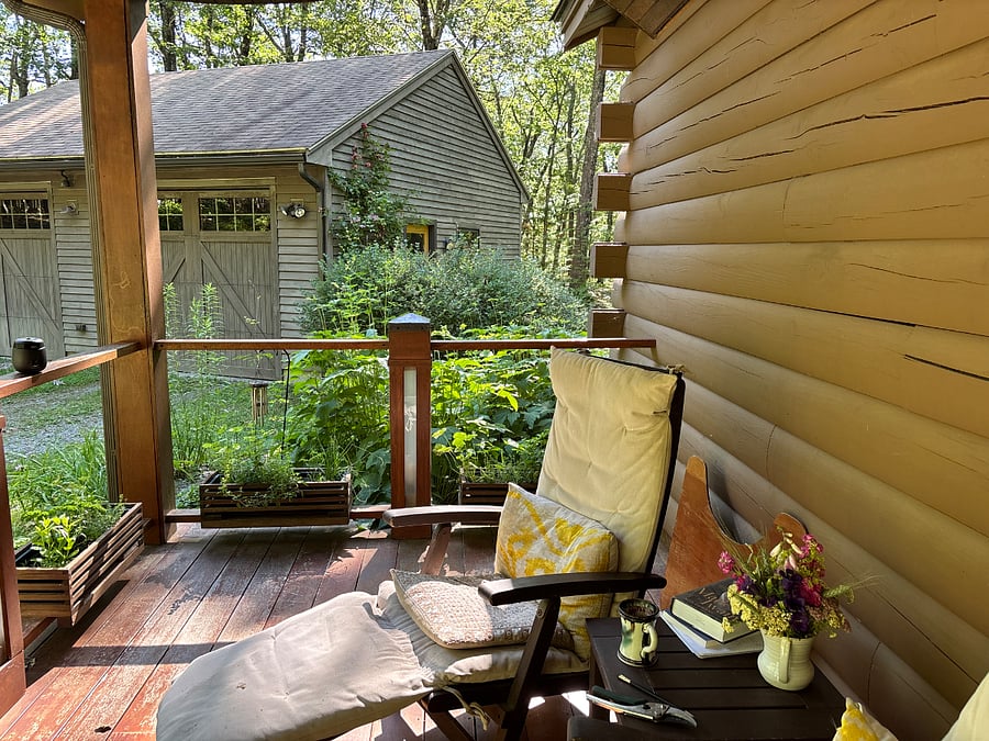 Front porch available to tenant by arrangement