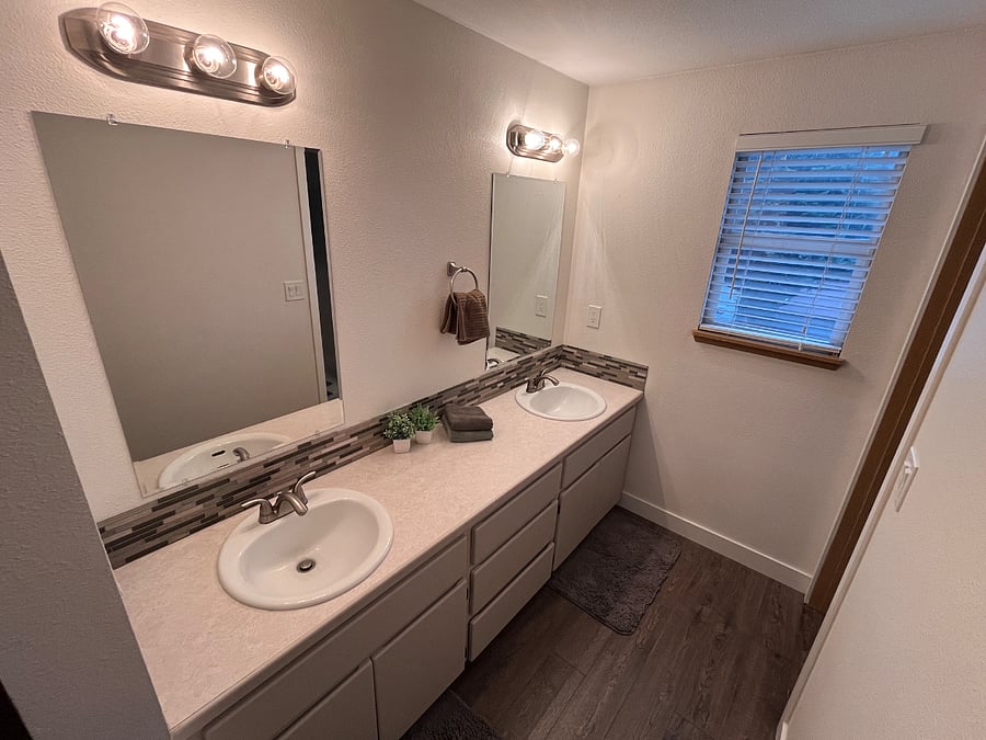 Dual sinks in master bath