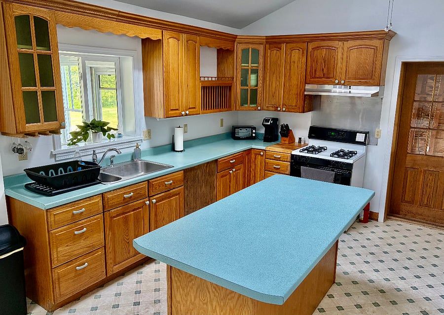 Fully furnished kitchen; plates, bowls, cups, silverware, bake ware, pots/pans, crockpot, etc.
Fridge/freezer, gas oven/stove, microwave, toaster oven, K-cup coffee maker