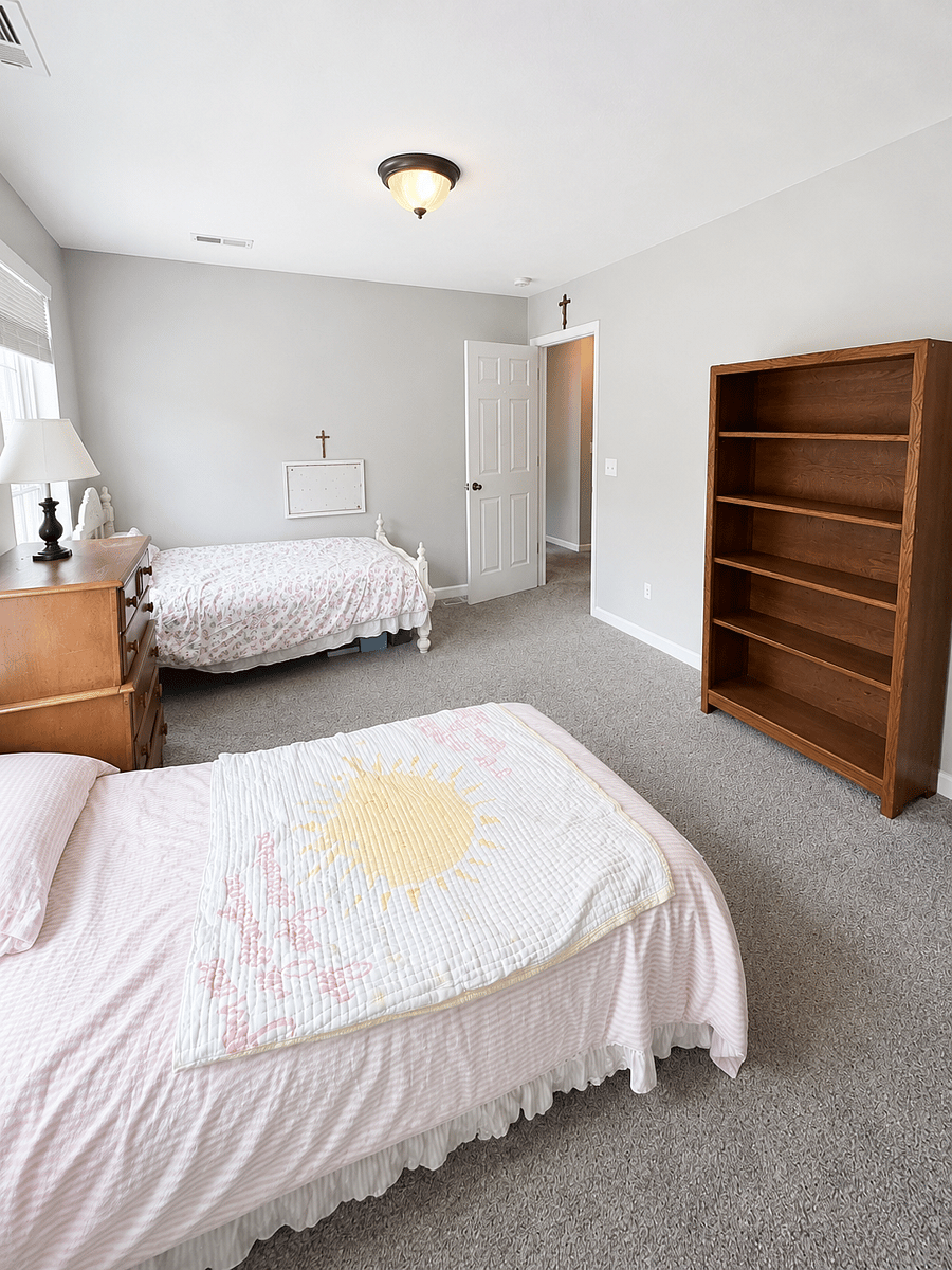 Upstairs bedroom 3 w/ 2 twin beds