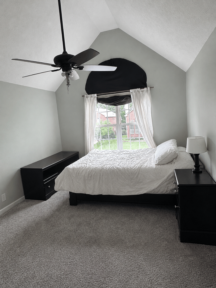 Upstairs bedroom 1 w/ queen bed