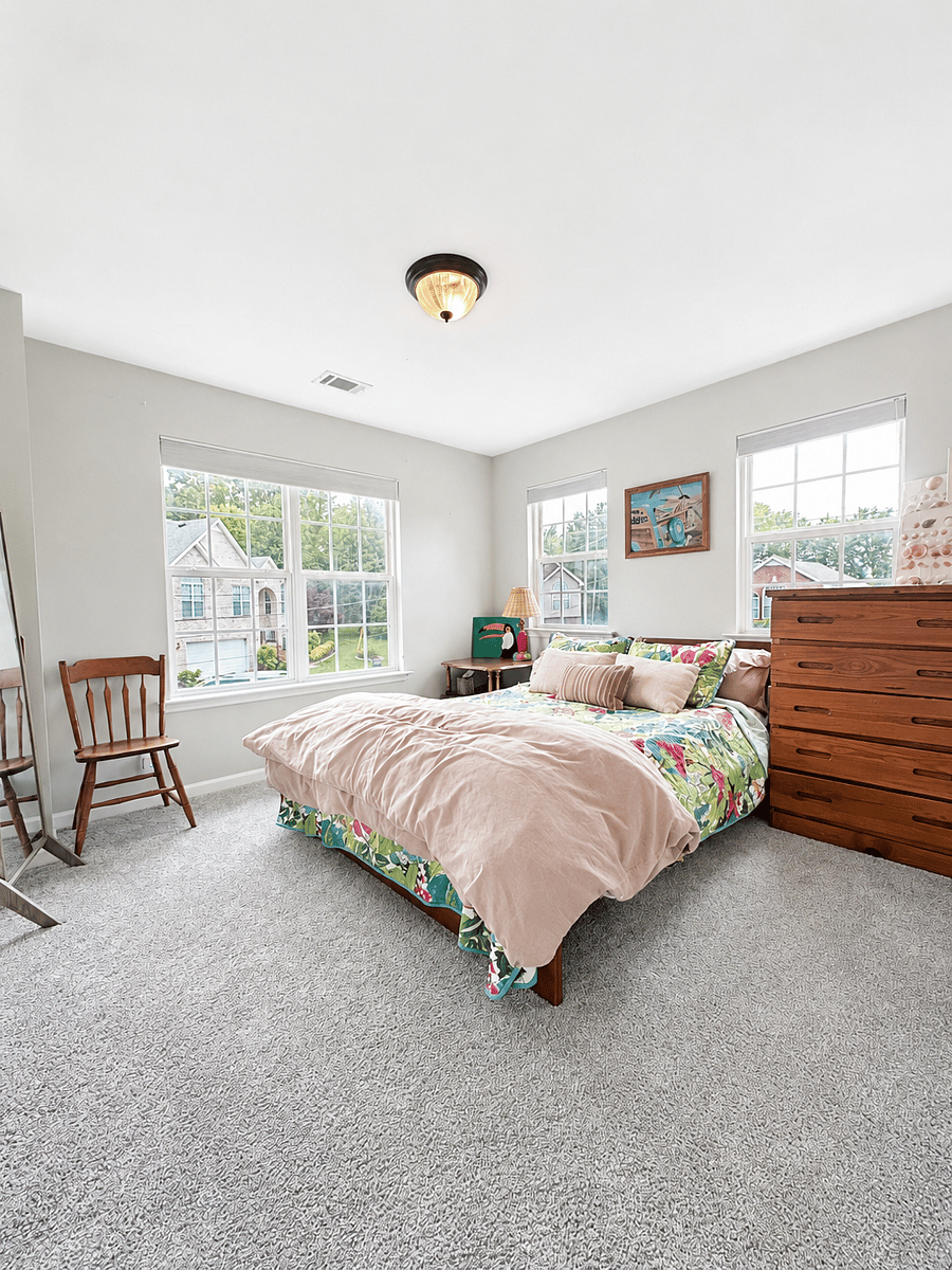Upstairs bedroom 2 w/ queen bed