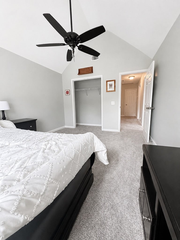 Upstairs bedroom 1 w/ queen bed