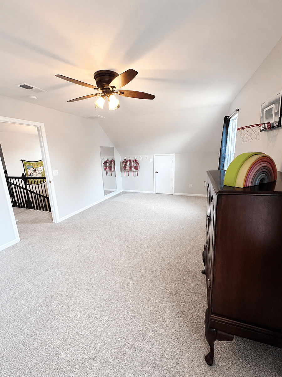 Bonus room (playroom / workout space / multifunctional)