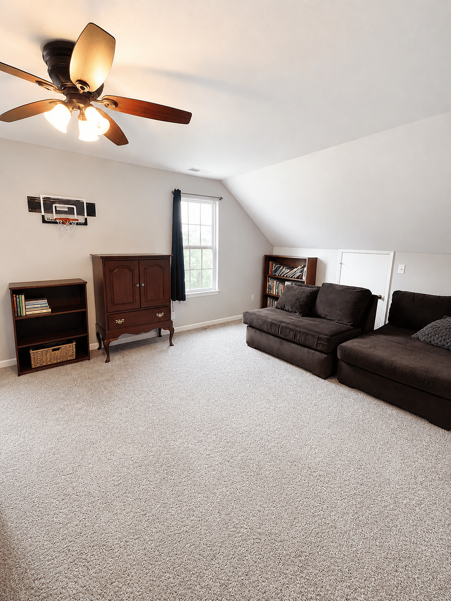 Bonus room (playroom / workout space / multifunctional)