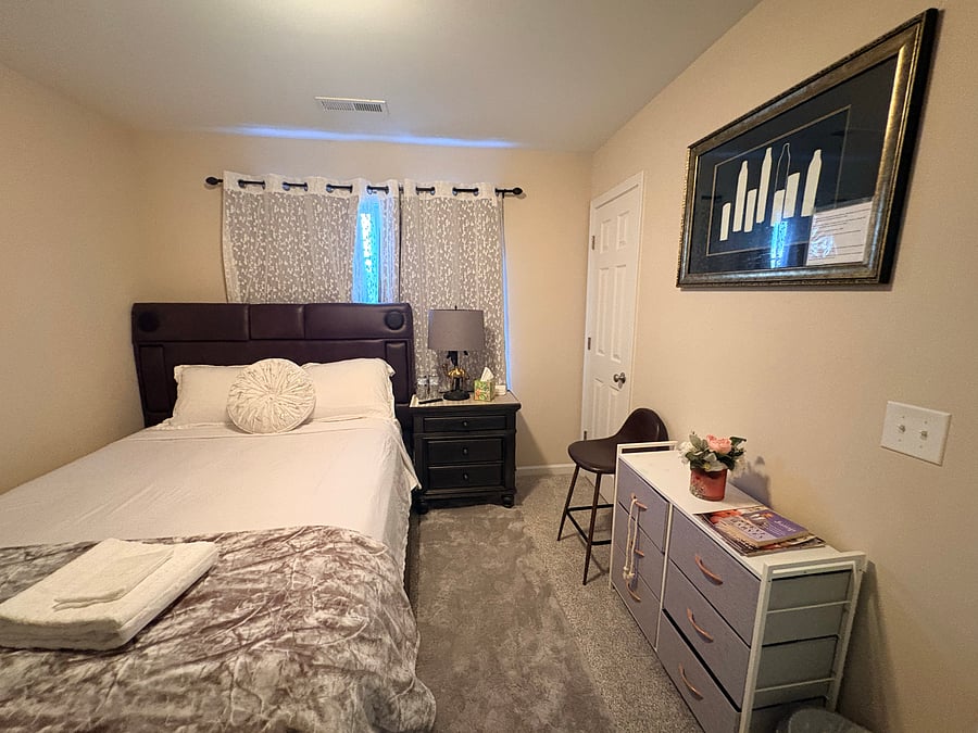 Private Bedroom 1/2