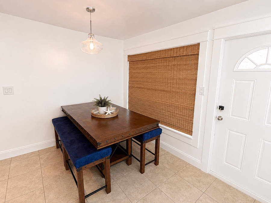 Bright dining area just off the kitchen, perfect for simple meals and longer-stay convenience.