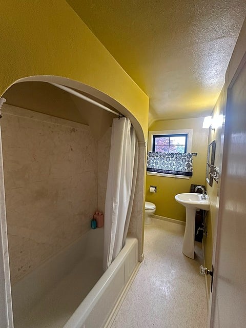 Upstairs Full Bathroom