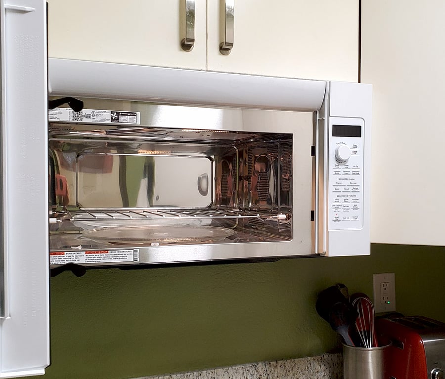 Microwave/convection oven is compatible with standard size pans and cookware