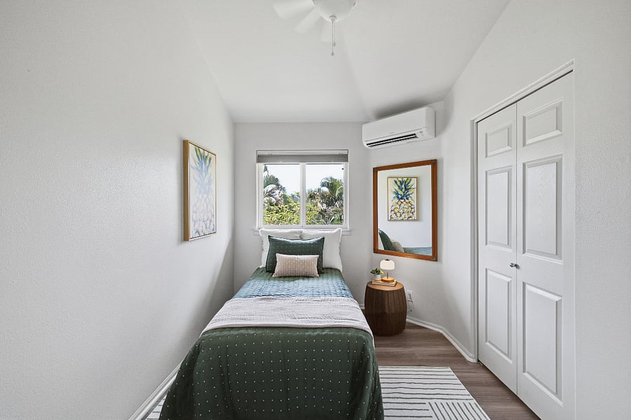 Upstairs bedroom 2 with twin bed