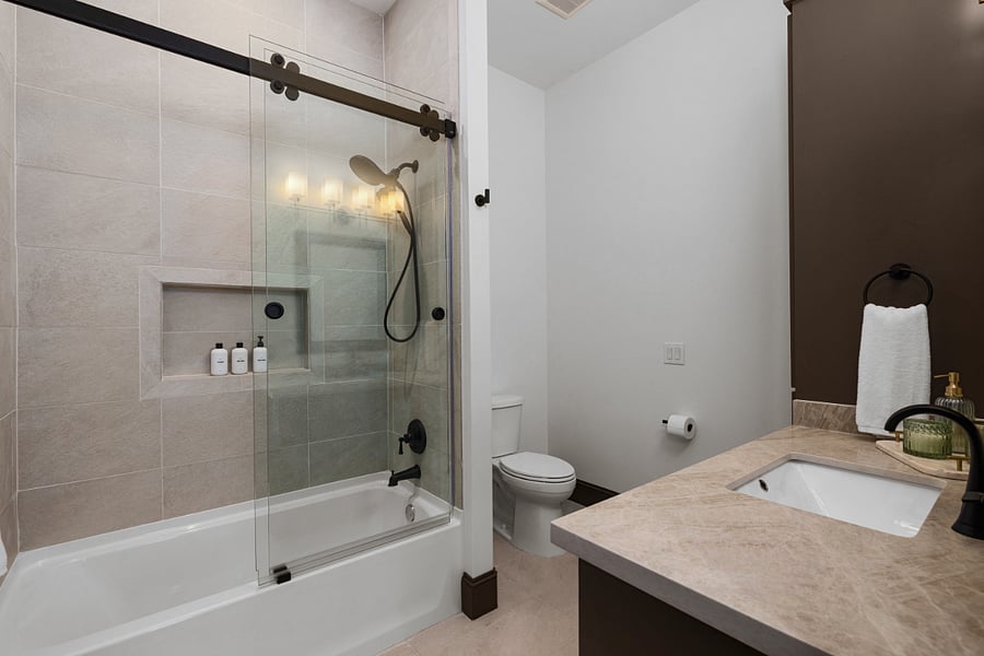 Guest Bathroom between two bedrooms access from hallway