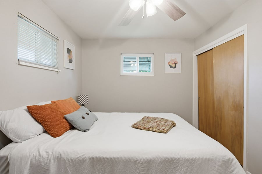 bedroom 1 on main floor : queen size bed , office desk, dresser