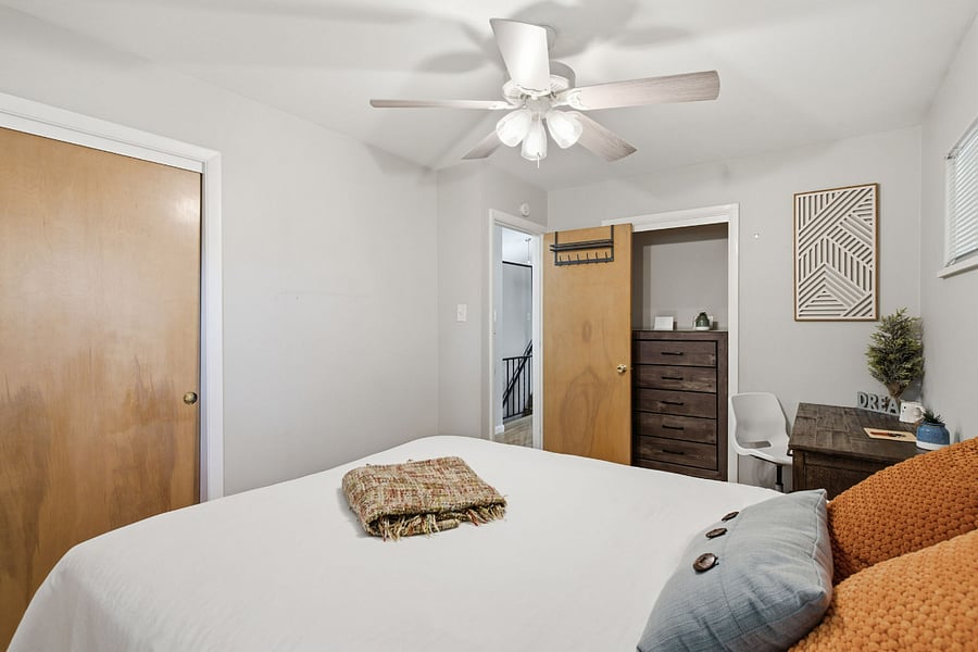 bedroom 1 on main floor : queen size bed , office desk, dresser