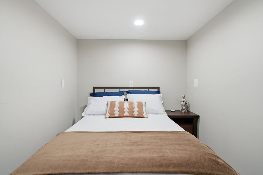 extra sleep area : full size bed 